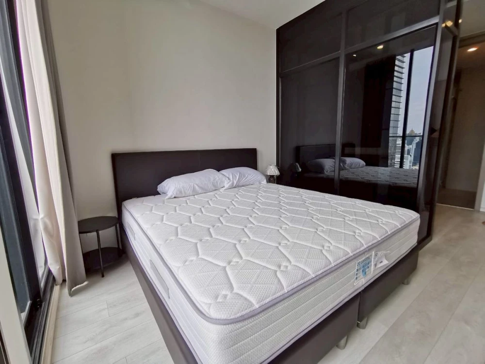 For rent: Noble Ploenjit, 34th floor, spacious room, comfortable, fully furnished, reserve now, don't delay.