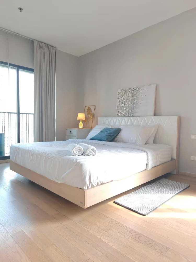 For rent: Noble Refine, 2 bedrooms, spacious living area, coordinated interior design, fully furnished. Book now!