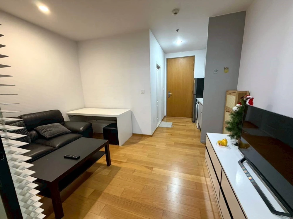 For rent: Noble Revo Silom, 27th floor, fully furnished, very livable. Book now, don't miss out!
