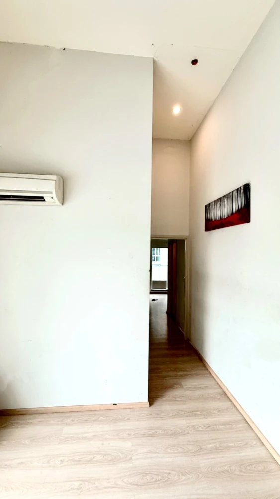 For rent: Noble Revolve, 2 bedrooms, 2 bathrooms, 53 sq m., high ceiling, cream wallpaper, built-in furniture, very worth booking.