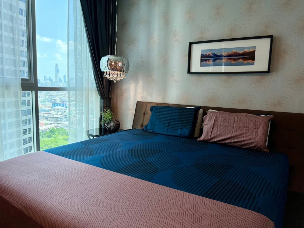 Noble Revolve Ratchada for rent, high floor, spacious and comfortable, corner room with balcony on both sides, book now, don't miss out!