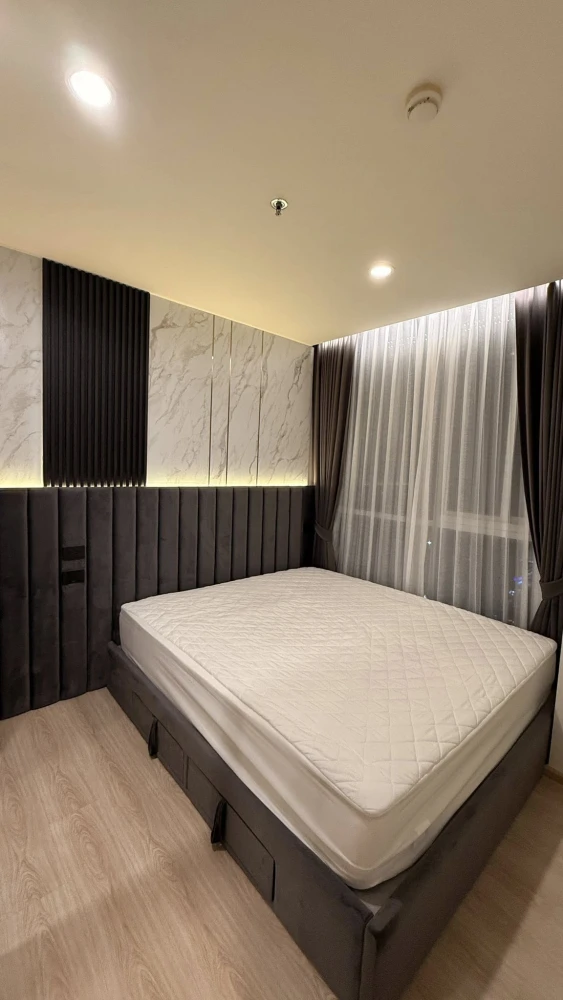 For rent: Noble Revolve Ratchada, beautiful room, fully furnished, view of Jodfairs Market, high floor, good ventilation. Book now!