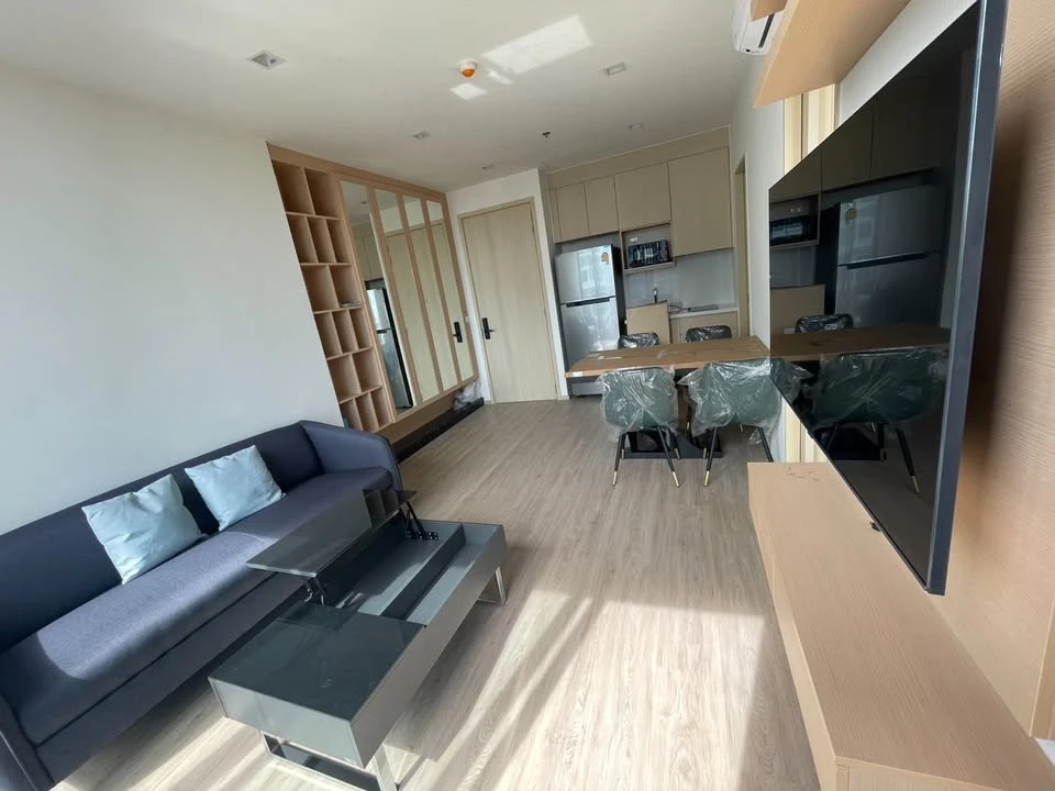 For rent: Noble State 39, 18th floor, lots of usable space, has very good built-in furniture. You must book this.