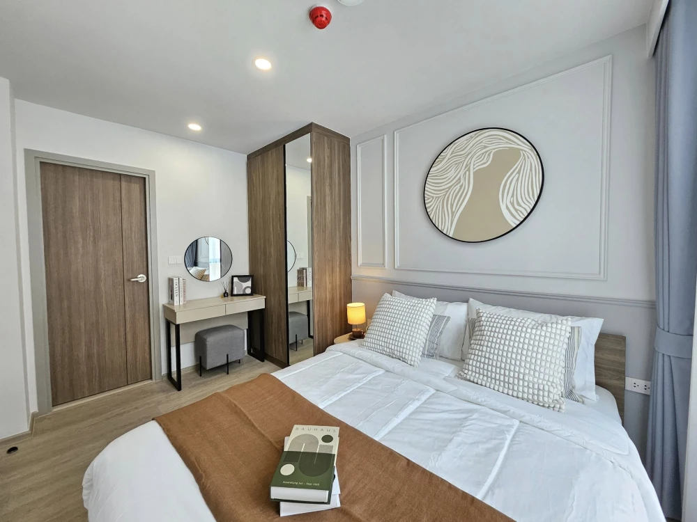 For rent: Nue Cross Khu Khot Station, 5th floor, pool view, beautiful room, fully furnished, nice to live in, book now.