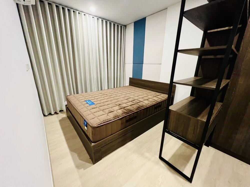 For rent: Nue Cross Khu Khot Station. Separate kitchen area, large room, spacious, beautiful pool view, enjoy the refreshing sound of the water every