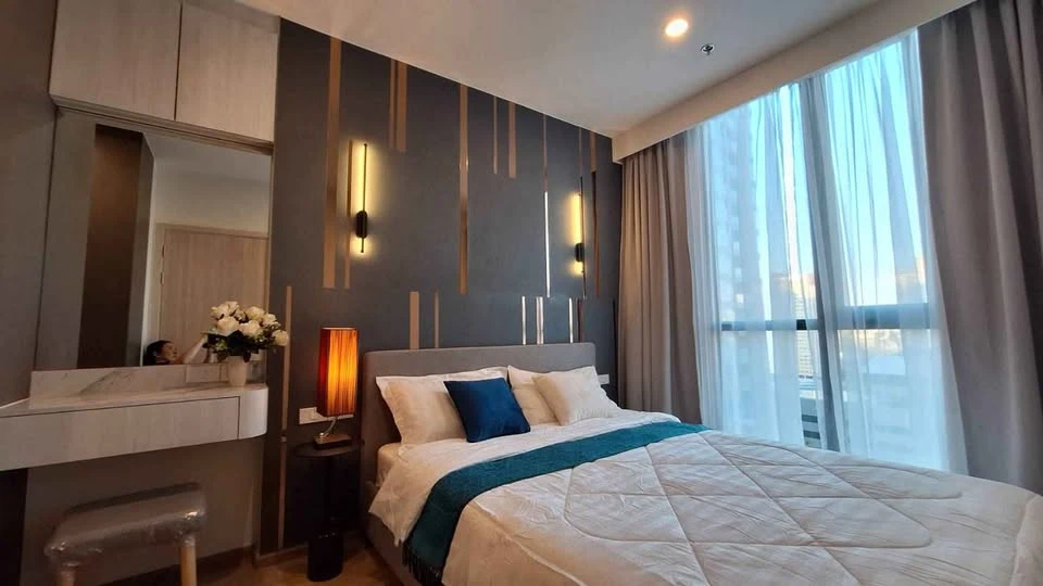 For rent: Nue District R9, corner unit, high floor, stunning unobstructed city view, great atmosphere, cool breeze, natural light. Don't miss out!