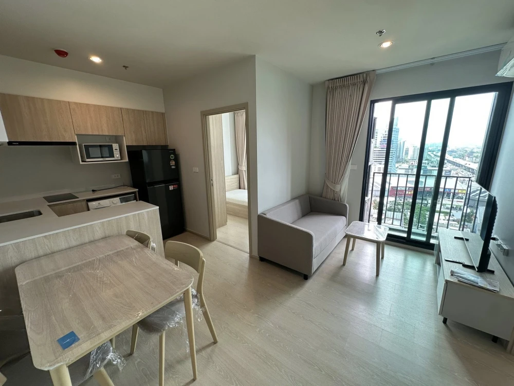 For rent: Nue Mega Plus Bangna, 2 bedrooms, very high floor, beautiful city view, fully furnished + appliances, ready to move in immediately.