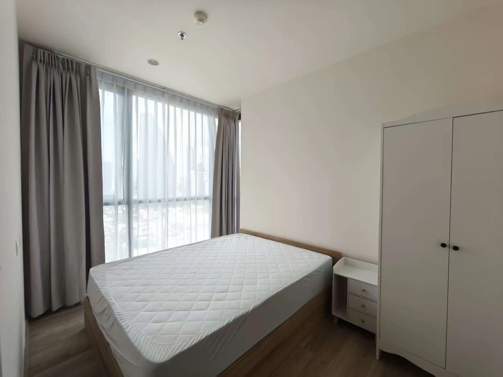 Oka Haus Sukhumvit 36 ​​for rent with beautiful city view without any buildings blocking it. Bright, airy, spacious room, quiet and private atmosphere