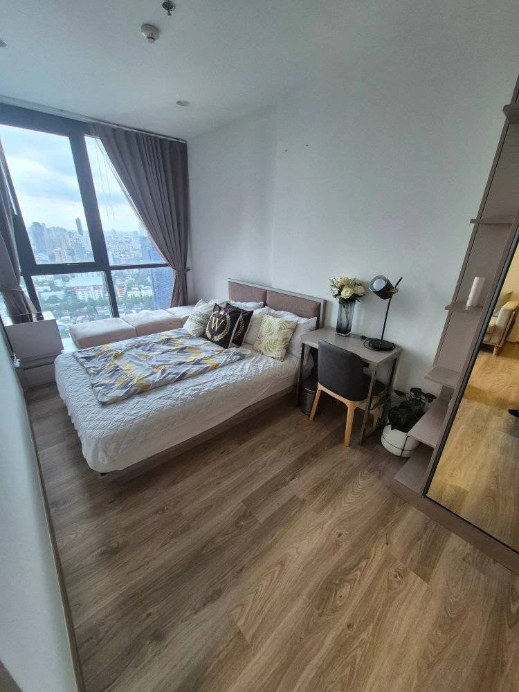 For rent: Oka Haus Sukhumvit 36, comfortable room, not cramped or stuffy, fully furnished, move in now, don't hesitate.