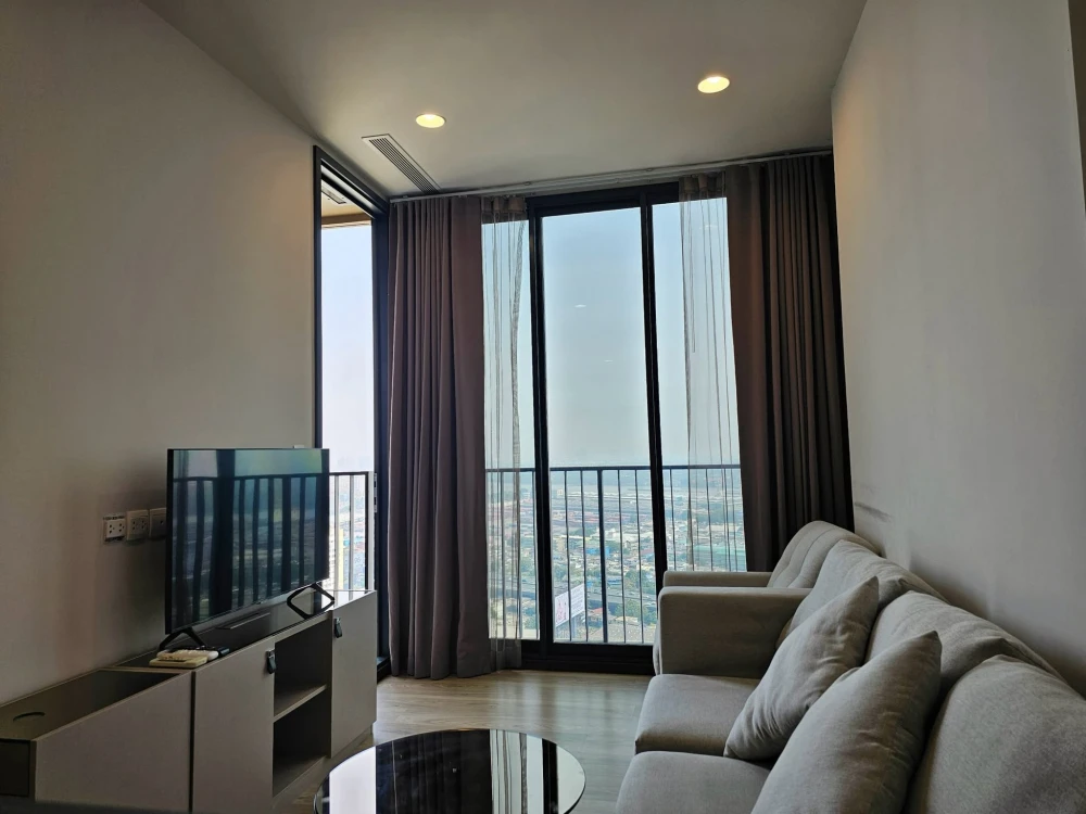For rent: Oka Haus Sukhumvit 36, 1 bedroom, 1 bathroom, high floor unit with beautiful, unblocked view. Book now!