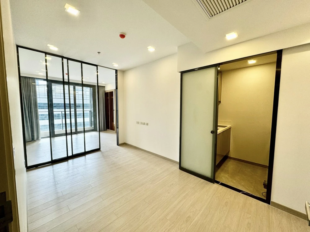 For rent: One 9 five, spacious living space, clean, airy room, no furniture. People who like to decorate their rooms must not miss it.