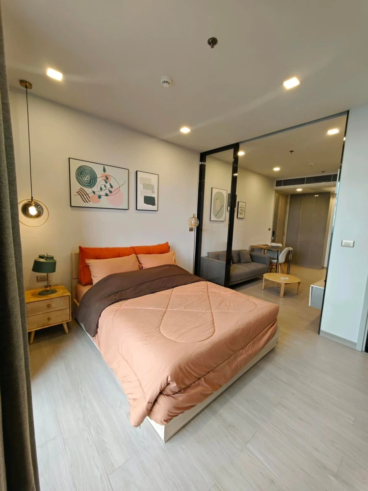 For rent: One 9 Five Asoke-Rama 9, 45th floor, nice room, fully furnished, reserve now, don't miss out.