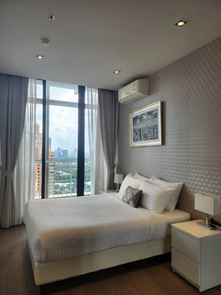 For rent: Origin Phrom Phong, very high floor, wallpapered throughout, 2 bedrooms, 2 bathrooms (with bathtub), reserve now!