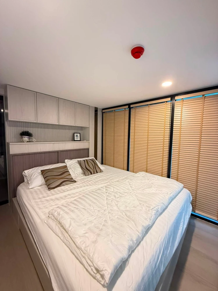 For rent: Origin Play Bangkhunnon Triple Station, 19th floor. Nice, fully furnished unit. Book now!