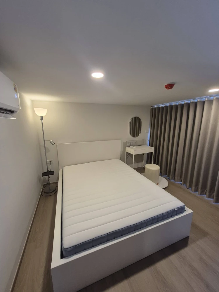 For rent: Origin Play Bangkhunnon Triple Station unit. High ceilings, spacious and airy. Great location. Fully furnished. Book now!