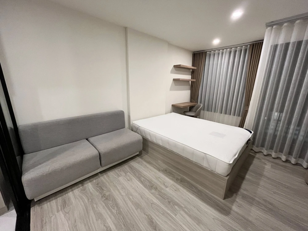 For rent: Origin Play Sri Udom Station, a nice room on the 4th floor, fully furnished and equipped with appliances. Reserve now!