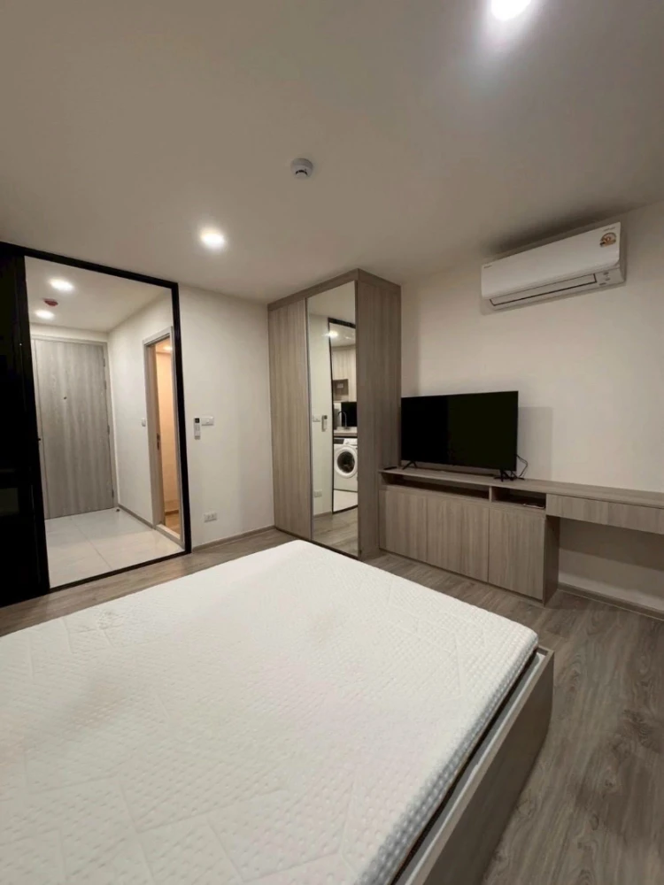 For rent: ORIGIN PLAY SRI UDOM STATION. Excellent condition unit, fully furnished with built-in furniture throughout. Modern and stylish design. Book