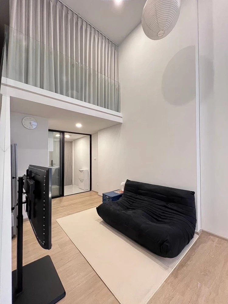 For rent: Origin Plug & Play Ramkhamhaeng Triple Station, a comfortable room with high, airy ceilings. Reserve now!