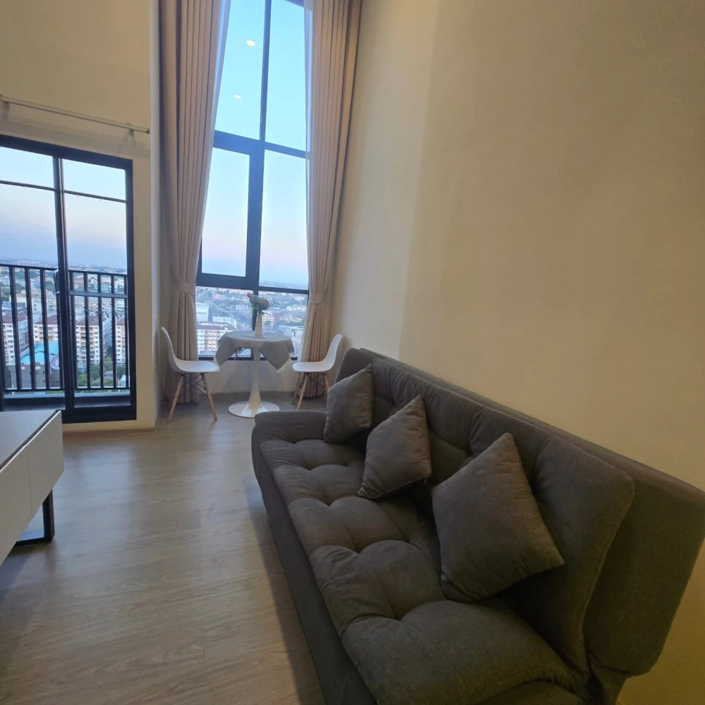 For rent: Origin Plug & Play Ramkhamhaeng Triple Station unit. High ceilings, spacious interior, great location, fully furnished. Book now!