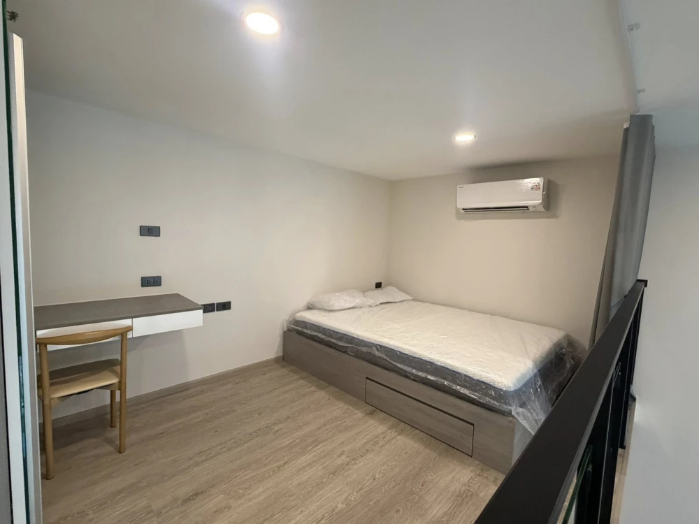 For rent: Origin Plug & Play Sirindhorn Station. Spacious room with high ceilings, great location, fully furnished. Book now!