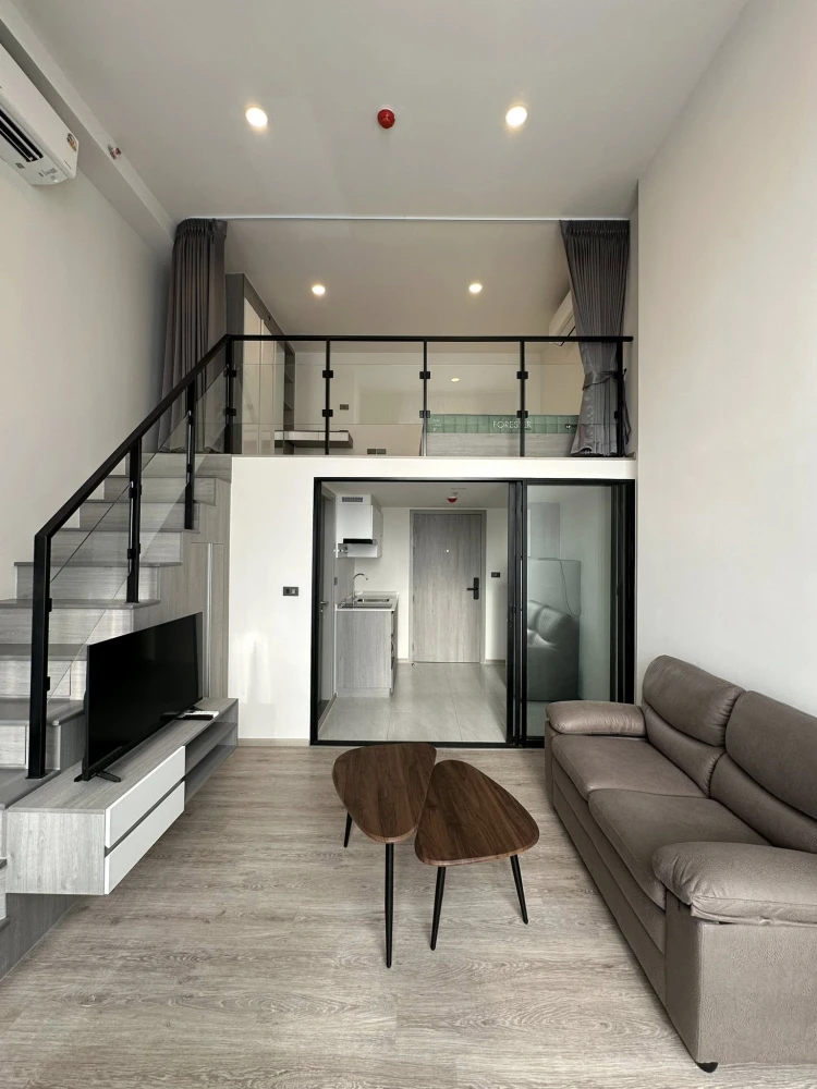 For rent: Origin Plug & Play Sirindhorn Station, a cozy room with high ceilings and open space. Good location, fully furnished. Reserve now!