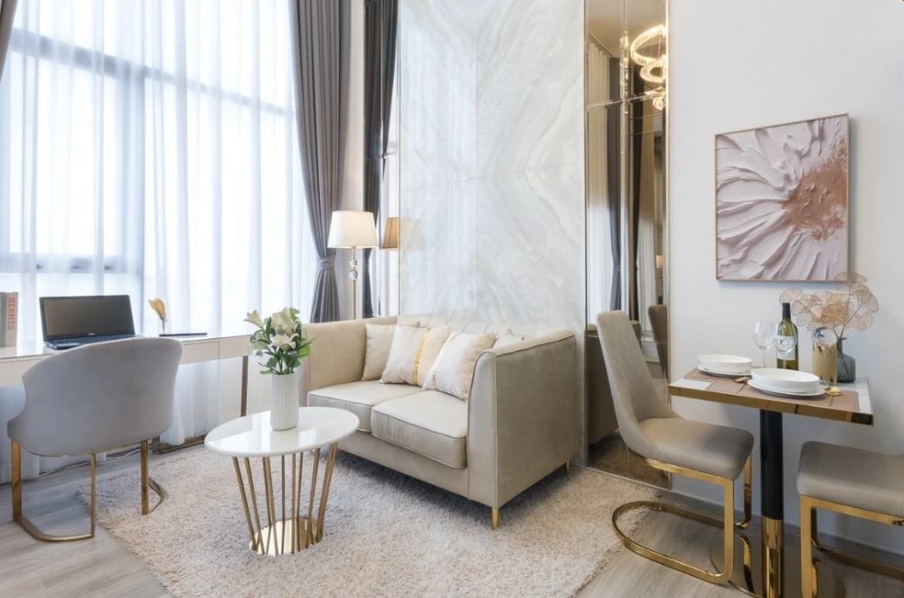 For rent: Origin Plug & Play Srinakarin, a luxurious built-in room with a modern design, airy atmosphere, high ceilings. Don't miss it!