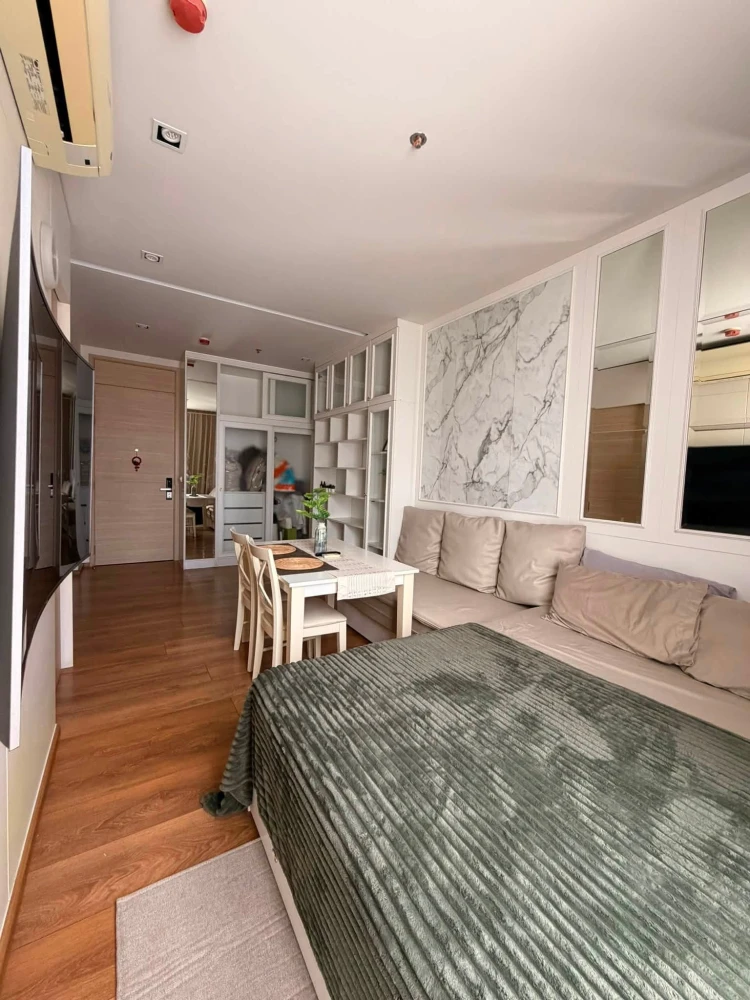 For rent: Park 24 Origin Phrom Phong. Nicely decorated with built-in furniture and fully furnished. This is a must-book!