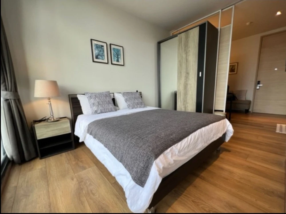 For rent: Park 24 Origin Phrom Phong, a lovely room, decorated in a cool theme, complete with furniture and appliances. Don't miss it!