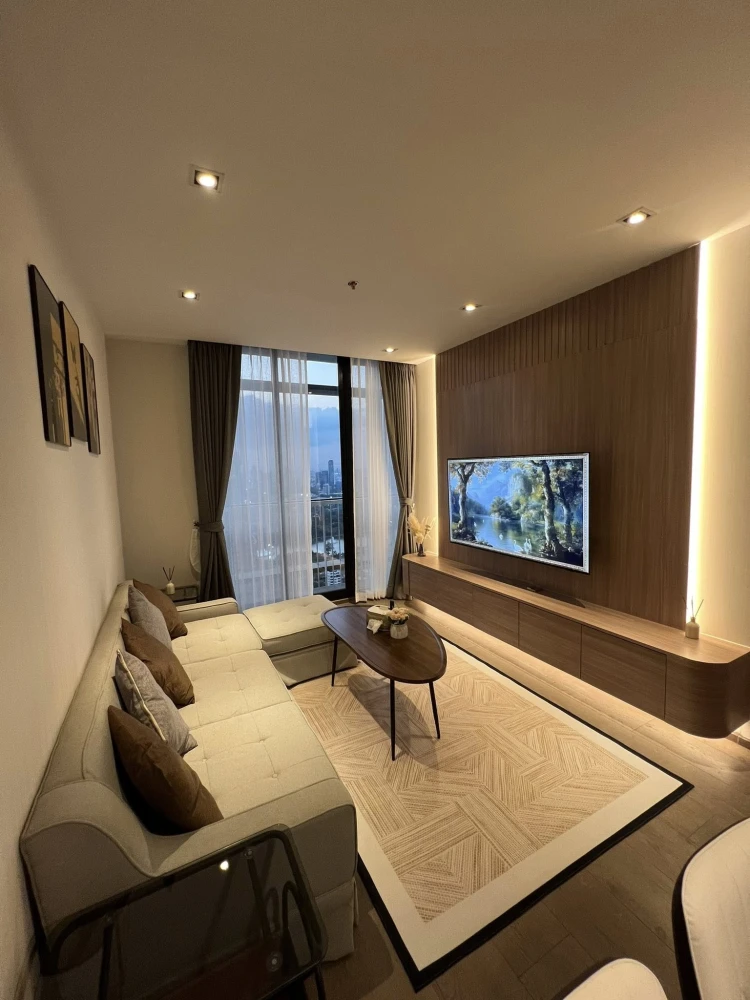For rent: Park 24 Origin Phrom Phong, corner unit with Chao Phraya River, Benjakitti Park and skyscraper views. Book now!