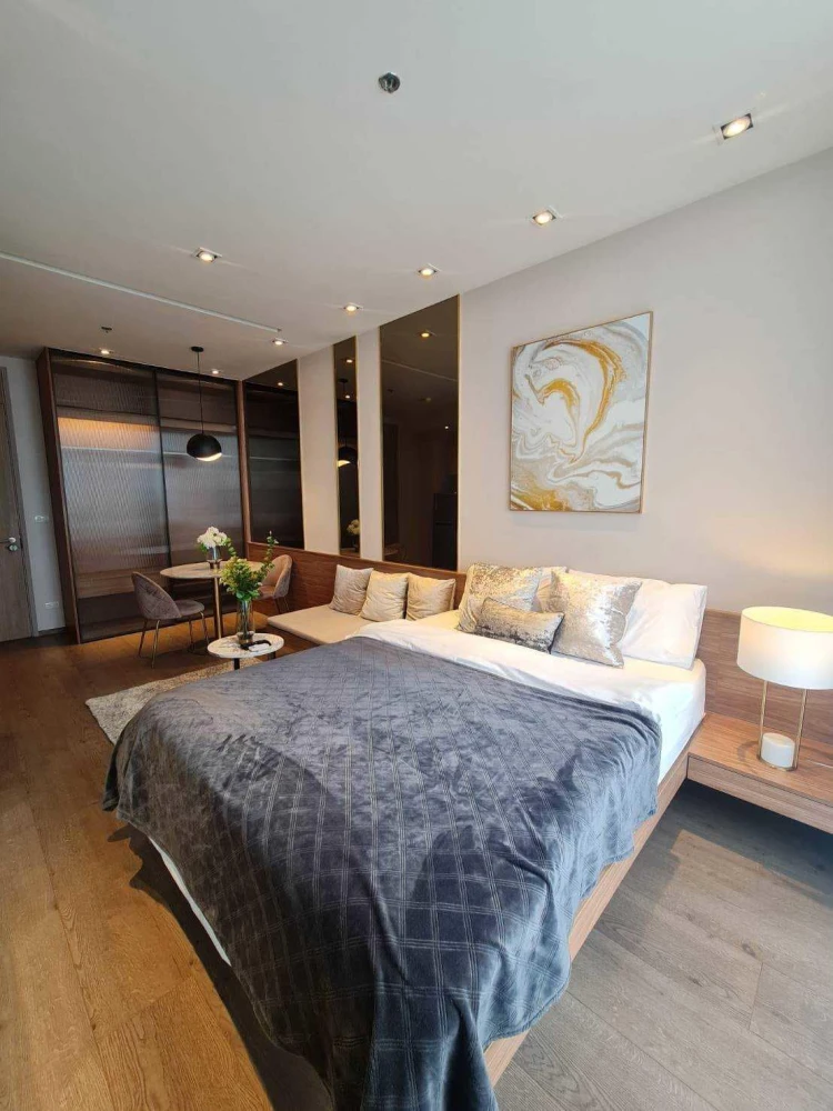 For rent: Park 24 Origin Phrom Phong, studio room, very high floor, fully furnished, don't miss it!