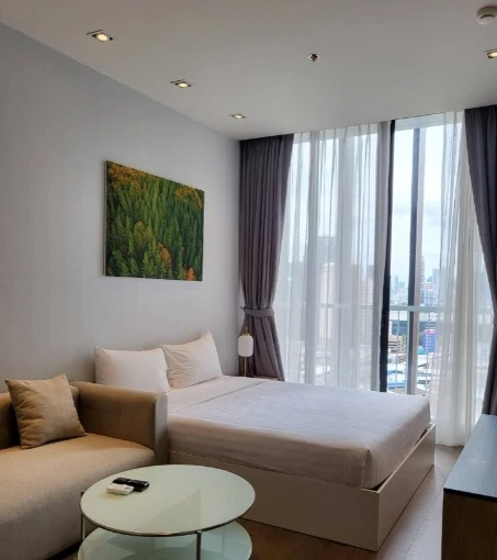For Rent: Park 24 Origin Phrom Phong. Fully furnished, inviting unit—book now if interested.
