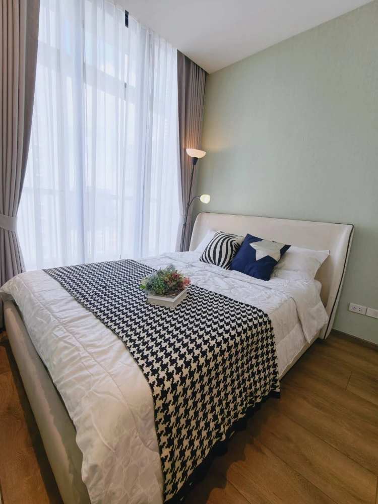 For rent: Park 24 Origin Phrom Phong, 2 bedrooms, spacious living area, fully furnished, ready to move in.
