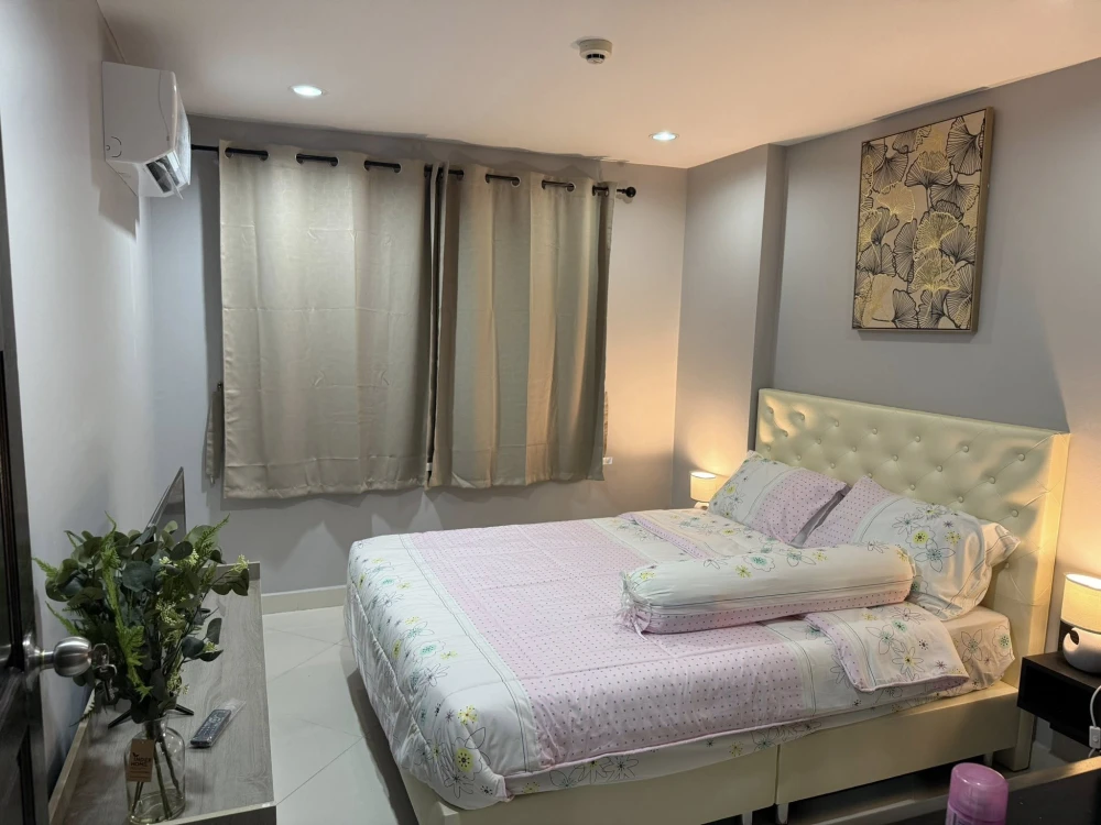 For rent: Park Lane Jomtien Resort, a lovely room with beautiful, well-decorated tones, great location, fully furnished. Reserve now!