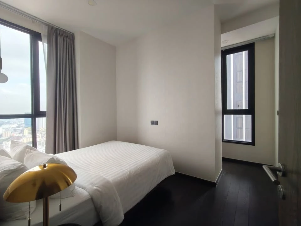 For rent: Park Origin Thonglor, a lovely unit with a bathtub on a high floor, fully furnished with amenities. Book now before it's too late!!!