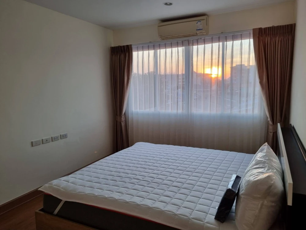 For rent: Park Siri Condo Resort Bangsaen. Corner unit offering privacy. Fully furnished. Don't miss this great opportunity!