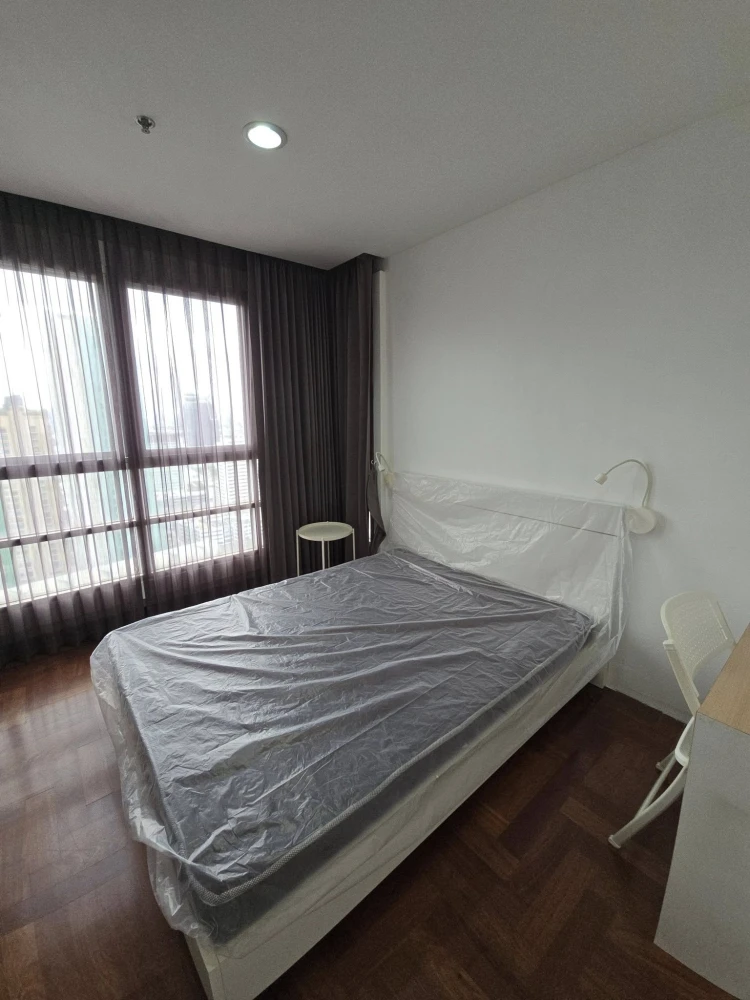 For rent: Pathumwan Resort, spacious room, lots of usable space, not exposed to the sun, comes with complete furniture, don't miss it.