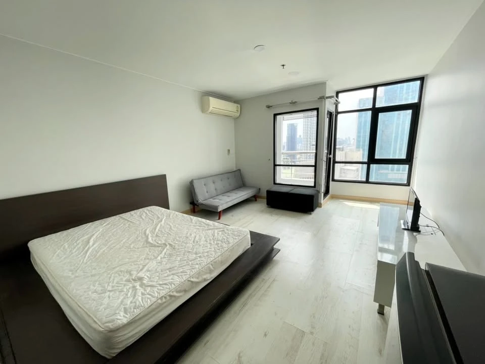 For rent: Phayathai Place, studio room with high-quality built-in wardrobe. Convenient location. Don't just look, book it!