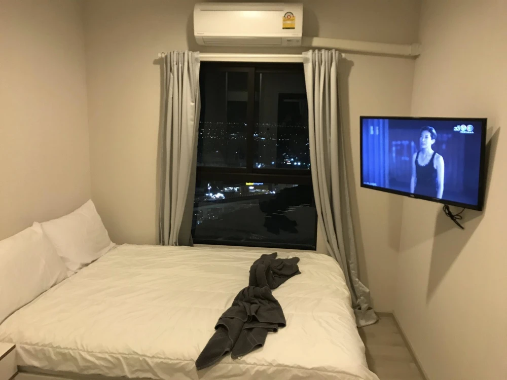 Plum Condo Central Station for rent. High floor unit with beautiful view and full amenities. Book now!