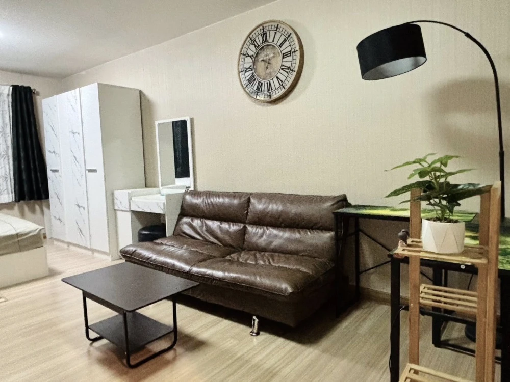 Plum Condo Paholyothin 89 for rent, a nice room with complete amenities, a comfortable brown sofa. Don't miss it!
