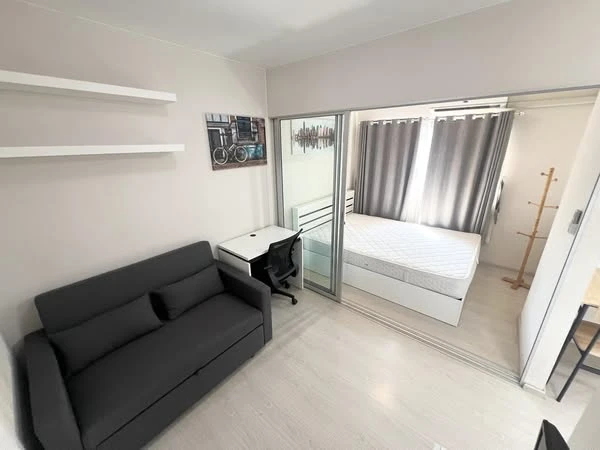 For rent: Plum Condo Park Rangsit, 8th floor, pool view, partitioned room, fully furnished, ready to move in, reserve now, urgently.