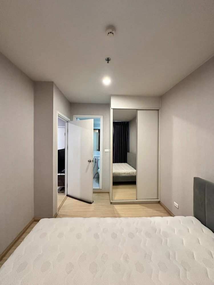 Plum Condo Pinklao Station for rent. High floor unit with balcony and Rama VIII Bridge view. Rare find at a great price. Book now!