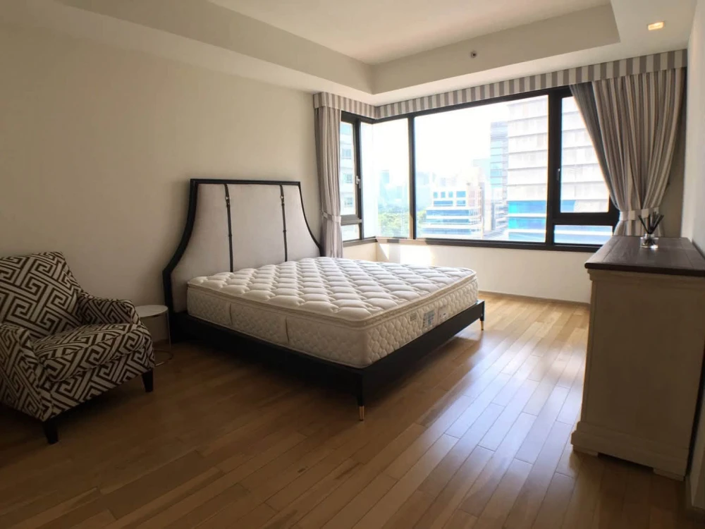 For rent: Prive’ by Sansiri, 2 bedrooms, spacious living area, fully furnished. Book now!