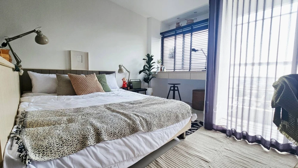 For rent: P.Thana Tower. A nice, spacious, and comfortable room at an affordable price. High floor, good ventilation. Book now!