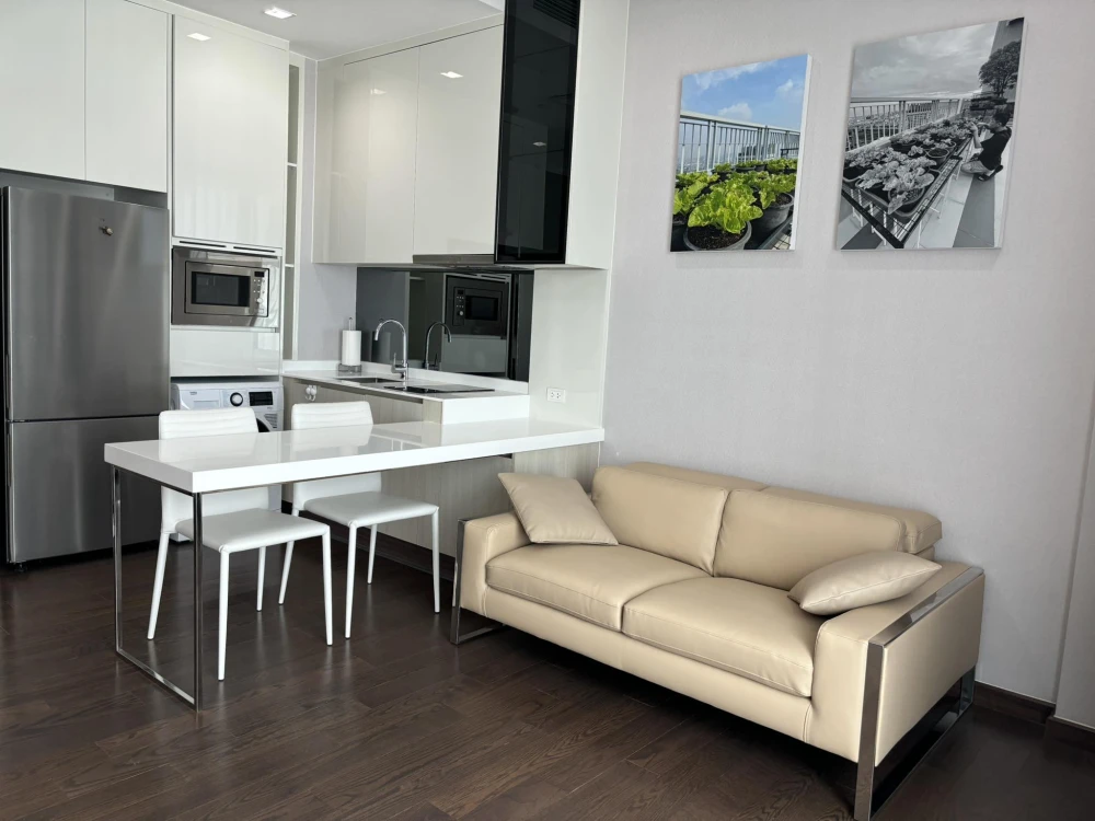 For rent: Q Asoke, 27th floor, very high, with full facilities, fully furnished, ready to move in.