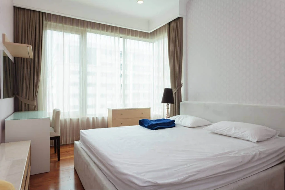 For rent: Q Langsuan, 19th floor, fully furnished unit. Move-in ready. Book now!