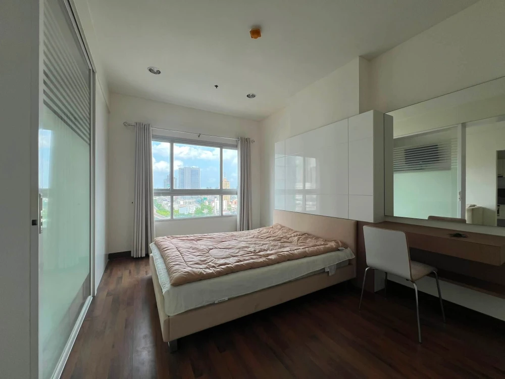 For rent: Q.House Sathorn, spacious room with beautiful view, fully furnished with appliances – everything you need in one room.