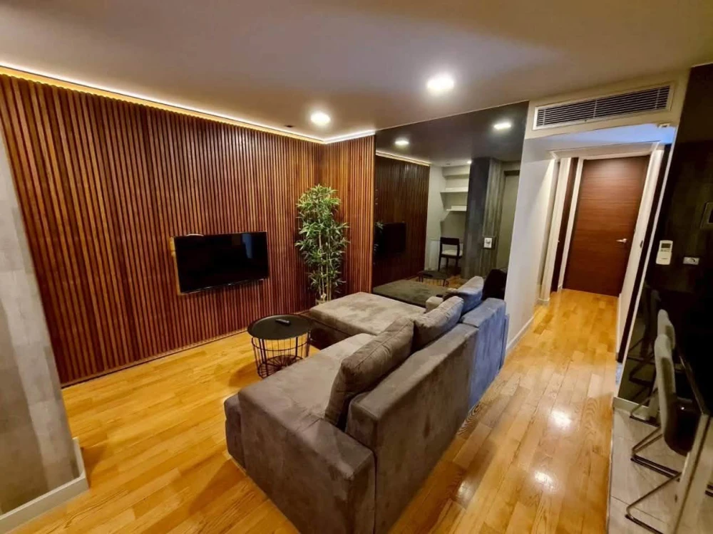 Quad Silom condo for rent. Very large room with bathtub, spacious balcony, and fully furnished. Don't miss out!