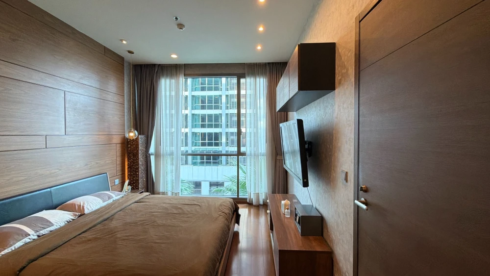For rent: Quattro By Sansiri, 8th floor. Spacious room, decorated in a classic wooden style. Book now!
