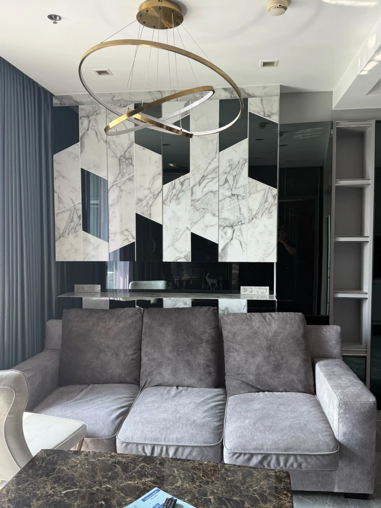 For rent: Quinn Ratchada 17, beautifully decorated room, built-in marble patterned walls, fully furnished, book now.