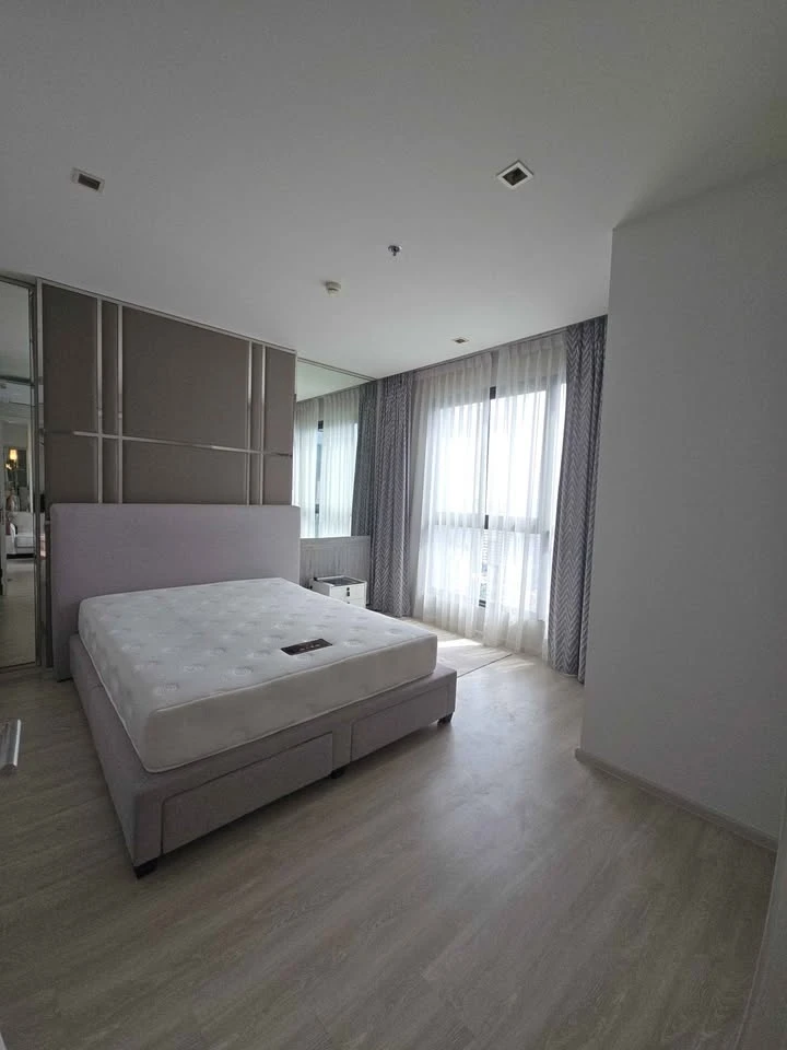 Quinn Ratchada 17 for rent, 1 bedroom, 1 bathroom, decorated in a cool theme, built-in headboard, beautiful city view, reserve now.